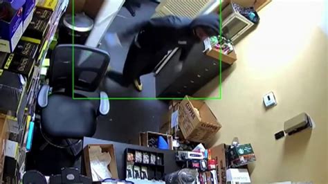 Video: 4 thieves ransack Highland Park smoke shop